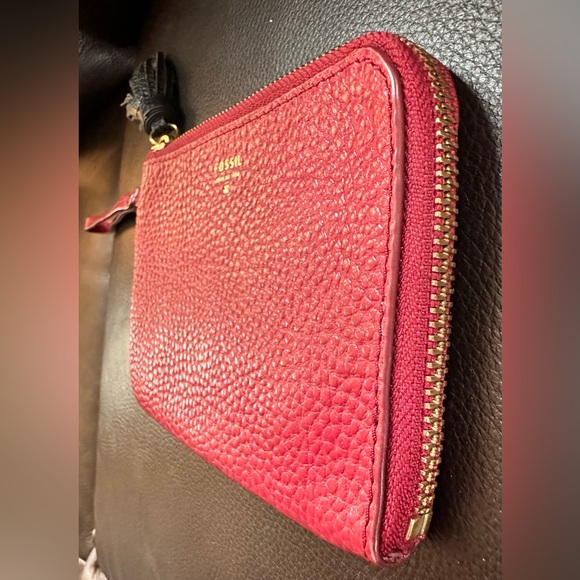 Fossil Pebbled Leather Wristlet Wallet Red W/ Black Tassel Zipper Pull - Picture 5 of 11